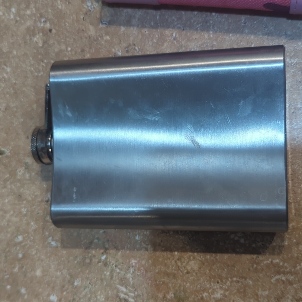 Pin Up Flask - Picture 2 of 3